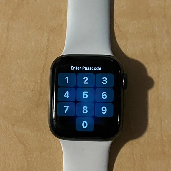 SOLD Apple watch series 5 aluminium black GPS - Picture 8 of 9